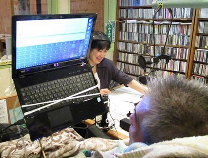 意思伝達装置でボイスターを使う様子